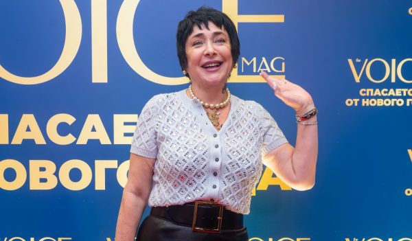 «Молодые не интересуют»: Лолита села на колени к поклоннику на концерте