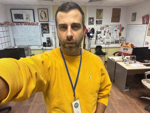 Отмененный Ургант играет на пианино в переходе — с бородой его не узнать