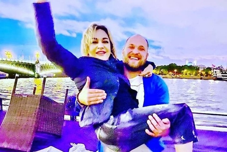 Подарил ресторан за 50 млн рублей и шикарное кольцо: молодой жених балует Буланову подарками