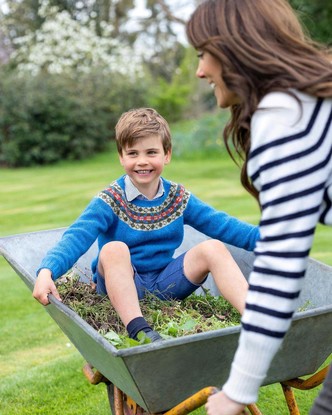 Садовая тачка и смеющаяся мама рядом: живые снимки в честь 5-летия принца Луи умиляют