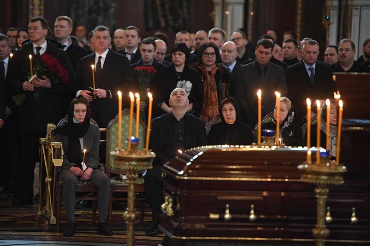 Внебрачная дочь Жириновского пришла на могилу к отцу в годовщину смерти: «Спи спокойно, папа»