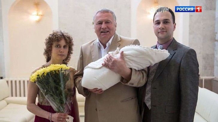 Внебрачная дочь Жириновского пришла на могилу к отцу в годовщину смерти: «Спи спокойно, папа»