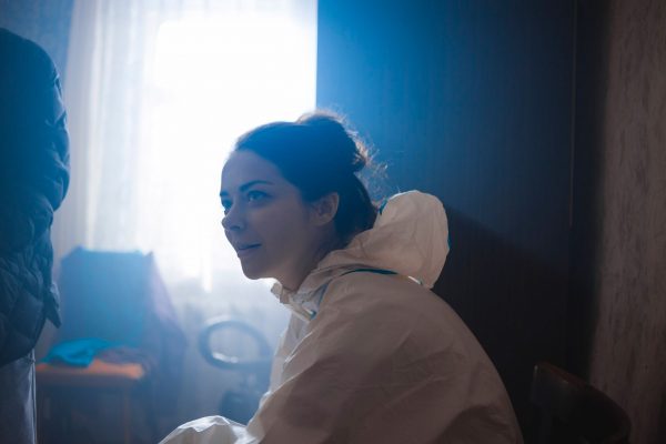 1 Марина Александрова в белом халате на съемках нового сериала: фото с площадки Актриса сыграет вирусолога в многосерийной драме «Точка ноль»