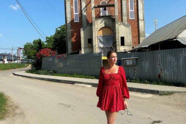 Бузову раскритиковали в сети за посещение храма в коротком платье