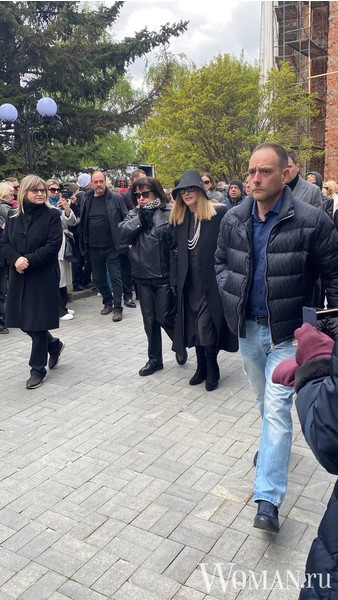Дмитрий Песков поцеловал руку Алле Пугачевой во время похорон Юдашкина
