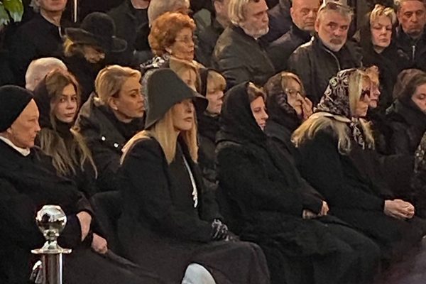 Историк моды Александр Васильев назвал причину приезда Пугачевой в Москву