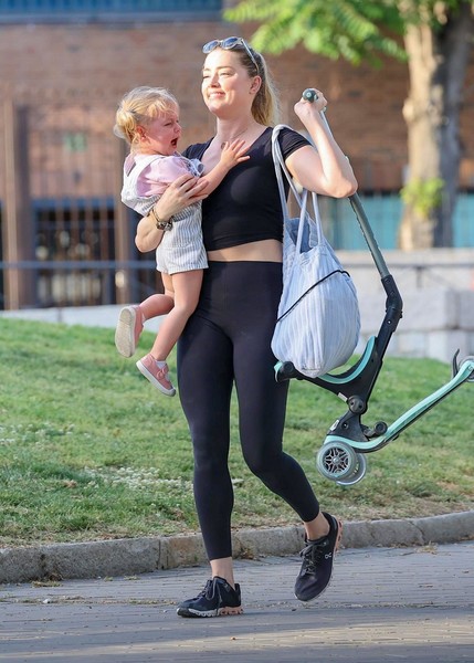 Легинсы, тяжелые сумки и ноль макияжа: как сегодня выглядит Эмбер Херд, променявшая Голливуд на материнство