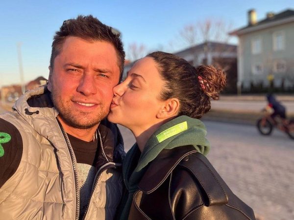 Пока Прилучный теряет сознание в роддоме, Карпович забывается, снимаясь в свадебном платье