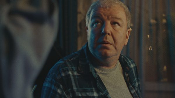 2 Робак и Пересильд стали мужем и женой в новом сериале Актеры играют уставших друг от друга супругов в «Киберпапе»