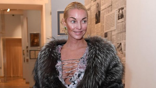 Анастасия Волочкова предположила, что ее экс-супруг и дочь намеренно хотят причинить ей много боли