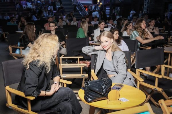 AQACAsy9Ibc1aCjMIcYICbGfrlysMJ3pXZ03S_9IzoMLW4ZnfMH-X5Wr8IHIZCjbIEToJPuE8MHZ1TKbR23DXOEepnQ Караулова, Исхаков, редкий выход Ходченковой: звезды на премьере фильма Знаменитости посетили показ в летнем кинотеатре в Москве