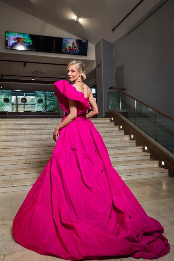 AQACBQ9MaQA3uBYtdegm2bCVKtUrmuzfkEElF5IhlqUHQ1-wpb6jZHDx7Ly2uspELUFLETRlWaZODVhnvhrrUtwWfy4 Максимова в роскошном платье представила новый фильм