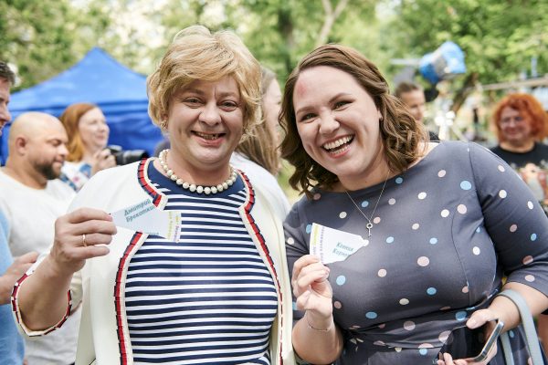 AQACgBOZtUrpXarTMrZO3Dew7Jq3SJfvQg8pvrcjVuAxSdEGO0Lmp7kfIqjM3hx-BAKnmMEnlDice_MUPWsK78KeaIk «Уральские пельмени» снимают свой первый сериал: первые фото В центре сюжета комедии «Мама будет против» окажется полюбившаяся зрителям семья из миниатюр команды