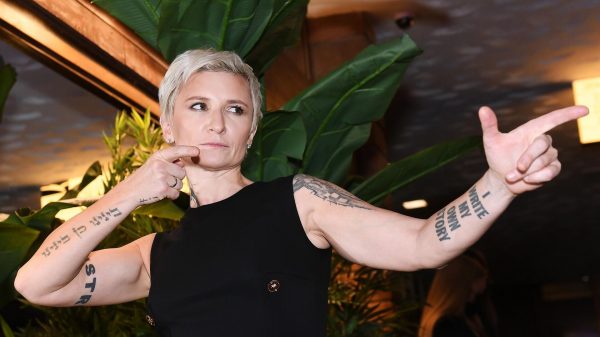 Арбенина сообщила о переносе концертов «Ночных снайперов» на вторую половину июня