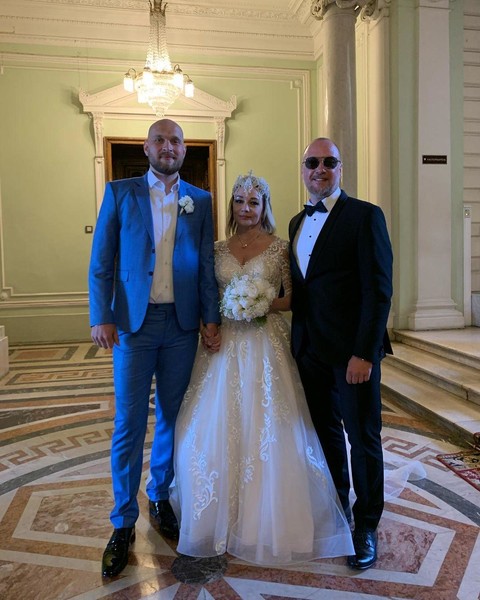 Буланова сменила шпильки на кеды, Семенович поймала букет невесты — новое видео самой обсуждаемой свадьбы июня