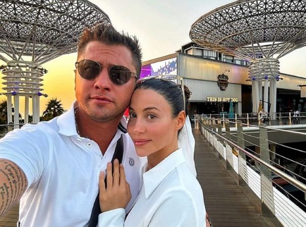 «Что за мать кормит ребенка из пластика?»: известная блогерша накинулась на жену Павла Прилучного