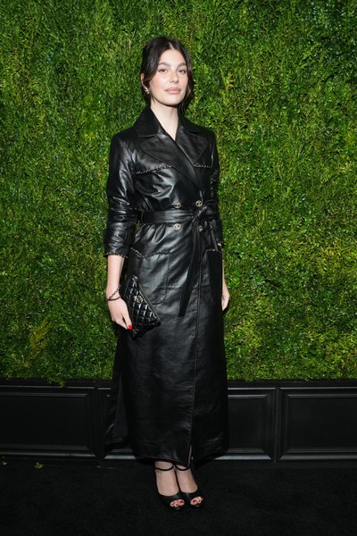 Кэти Холмс опять забыла про платье, девушка Паттинсона надела шорты поверх брюк: гости ужина Chanel Tribeca
