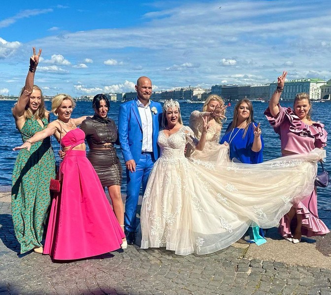 Она счастлива, а он стесняется: о чем говорят жесты Булановой и Руднева на свадебных фото