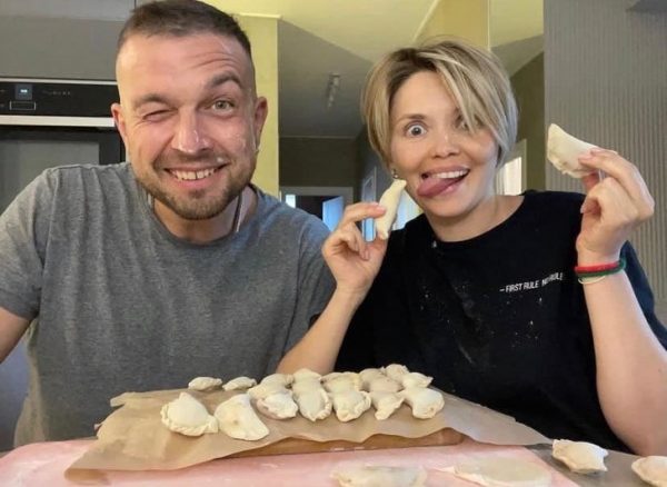 Озвучившая Чебурашку звезда «Кухни» Ольга Кузьмина получила предложение руки, сердца и бриллиант в свой день рождения