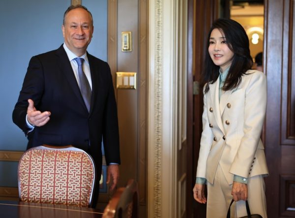 Первая леди Южной Кореи поражает кукольной внешностью: в 50 лет она выглядит на 30