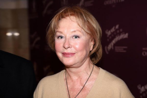 Сломавшая позвоночник Лариса Удовиченко пришла на премьеру — сильно прихрамывает, но улыбается