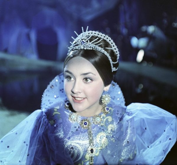 Сын отсудил квартиру и дом у звезды фильма «Варвара-краса» — актриса утверждает, ее опоили снотворным