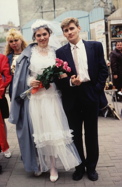 В каких нарядах выходили замуж в 1990-х — 25 кадров с фотопленки
