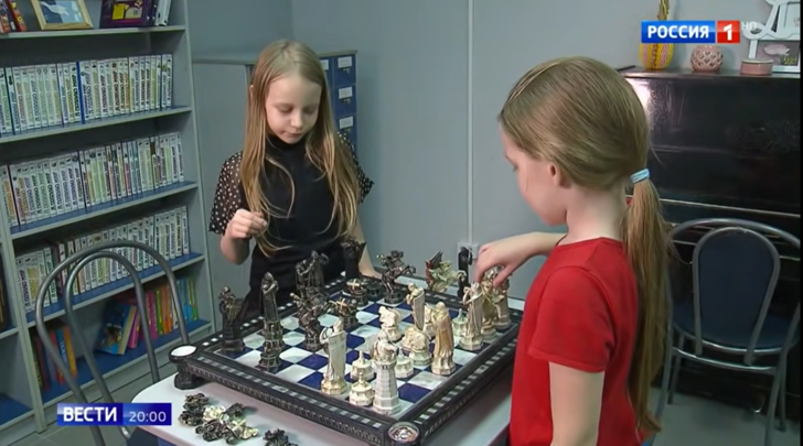 В семье Тепляковых новые рекорды: 7-летняя сестра Алисы и Хеймдалля закончила школу