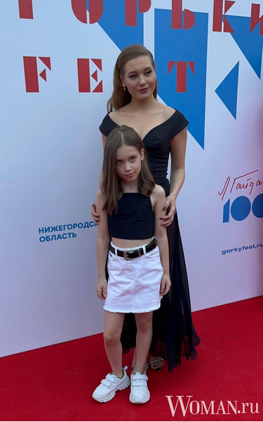 9-летняя дочь Асмус и Харламова вышла на красную дорожку кинофестиваля — и поразила всех скромностью