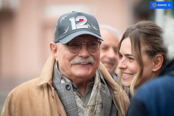 AQAC3sIzxoju87kOcDvJEx1W1zzSTp7LQn2xUqGj3MMLB-sAIRVn5VI7ZRcer1SuXAxs-0N4ZPLSpDneJyX1e9zifio Михалков, Асмус с дочерью, Судзиловская с семьей на закрытии кинофестиваля