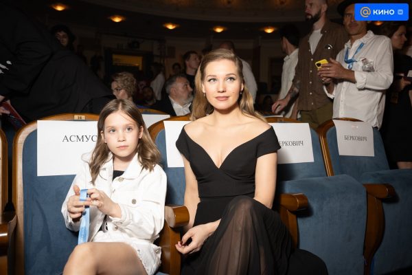AQAC7zUS03ac3vJEw5KaFbZmL6S4WH36tJ4YPaU2e-6JwnU5bKIkktYj3F1zyjHES2JptMz-sPH50Qi9ToHQ3Z7oJNs Асмус с дочкой, Снаткина с семьей, Куркова: звезды на открытии кинофестиваля Знаменитости прошли по красной дорожке открытия «Горький fest», президентом которого является Михаил Пореченков
