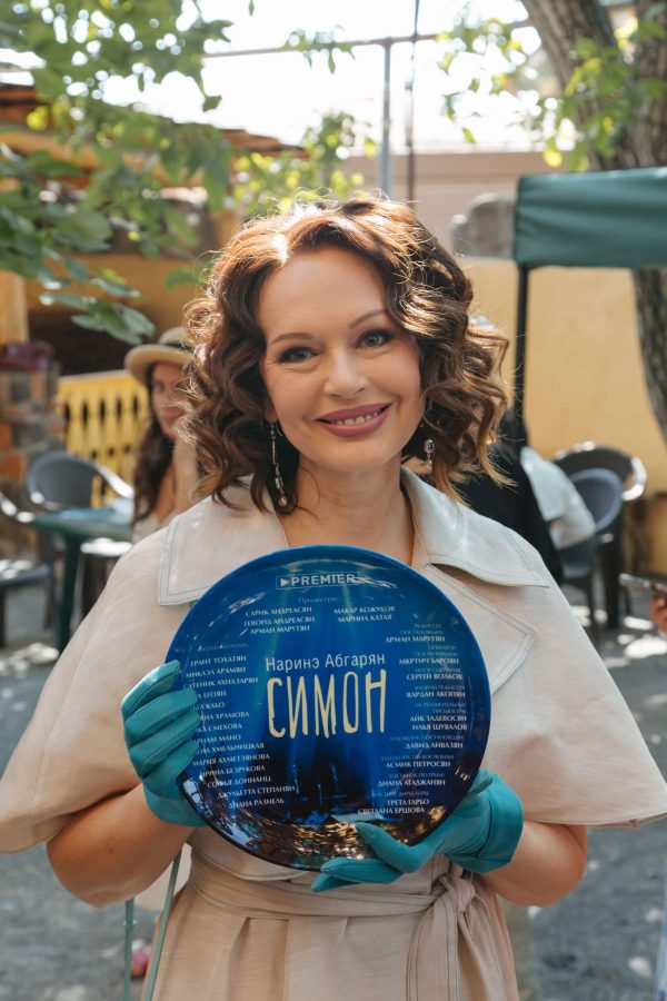 AQAC_xAPdm0wz0E3YqPjzGhqUZ0npbVHXKk3FJXN0l17nb38fQAonUELdBpigDSCOUedQlV_yuAnSKRcSurp-u8Dgew Безрукова и Хмельницкая снимаются в сериале о ловеласе: первые кадры Актрисы играют одних из многочисленных возлюбленных главного героя