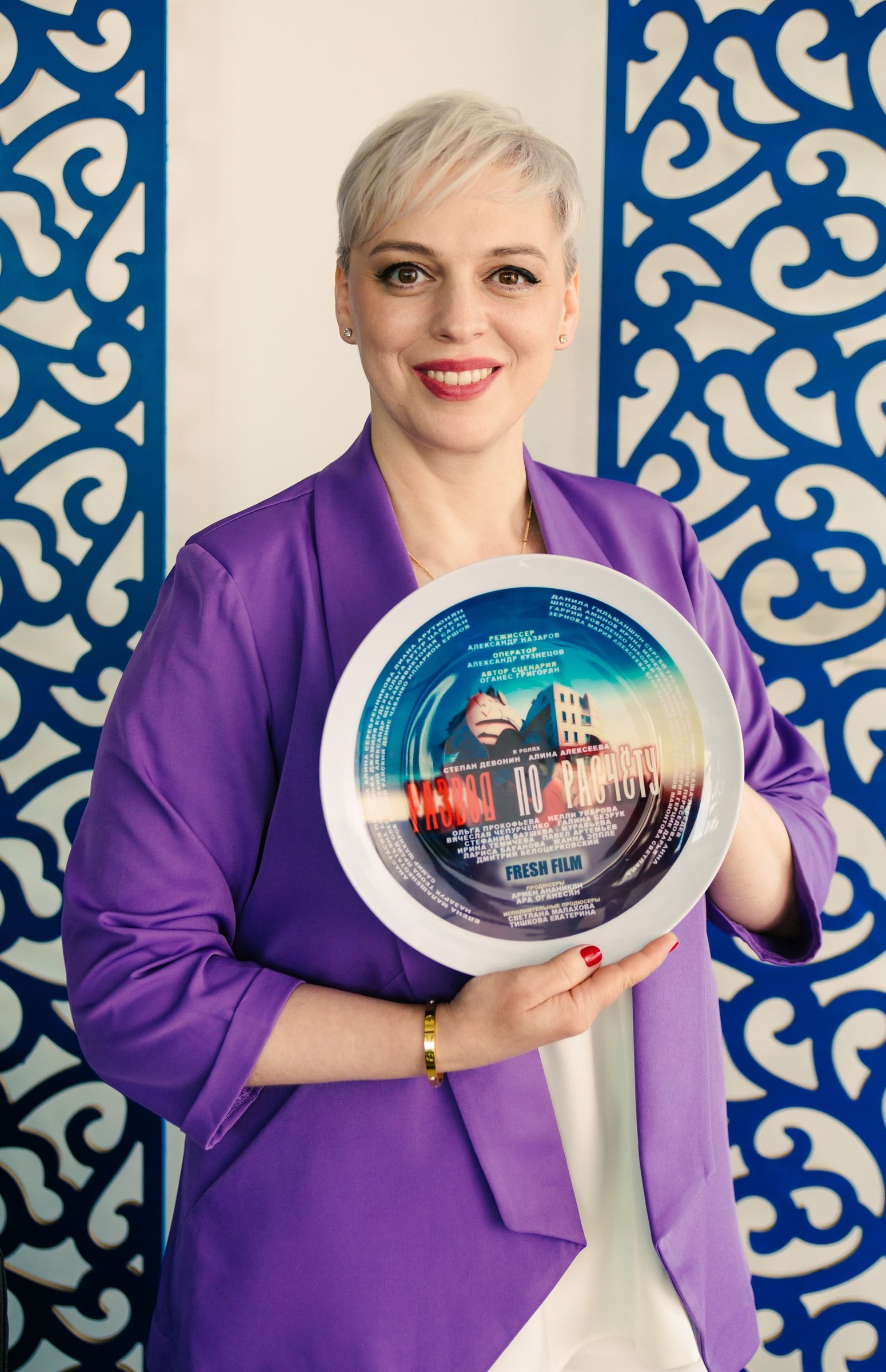 Уварова играет бизнес-леди в новом сериале: первые кадры Звезда «Не родись красивой» появится в комедии «Развод по расчету»