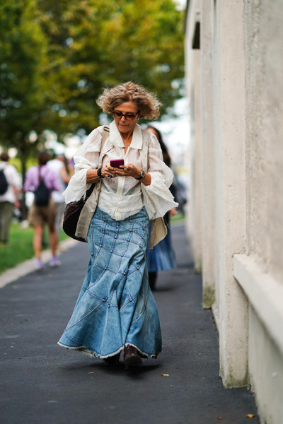 Будут ли карго и длинные джинсовые юбки популярны осенью — отвечает стилист
