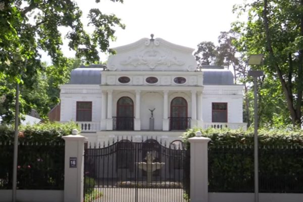 «КП»: бывший жених Собчак Красовицкий купил особняк Пугачевой за шесть миллионов рублей