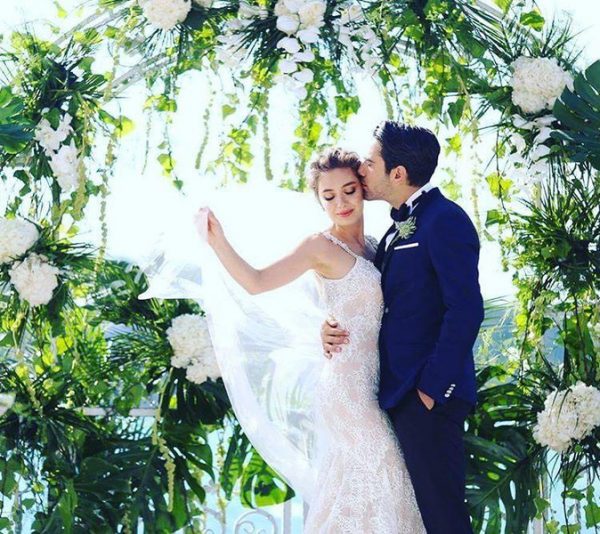 Нескромные свадебные платья турецких актрис, которые отказались от восточных традиций