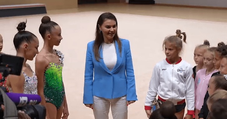 В небесном жакете и с обручальным кольцом — Алина Кабаева дала наставление будущим чемпионкам