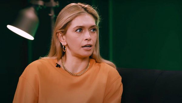 Вера Брежнева выступила с украинским флагом и разозлила публику