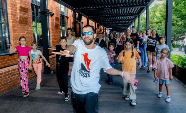 Жасэ проводит мастер-класс в зоне PULSE на фестивале «Вкус лета»