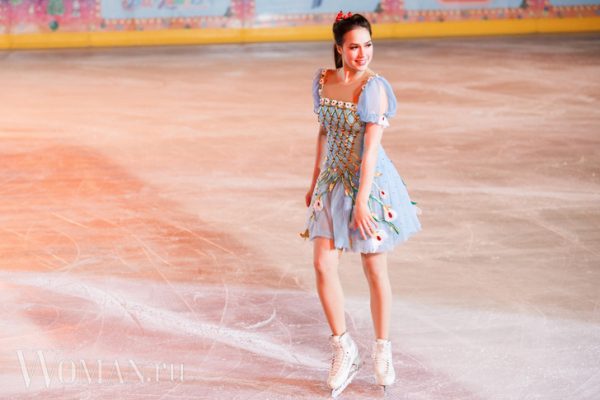 Алина Загитова опубликовала видео, где гоняет на Гелендвагене на красный свет