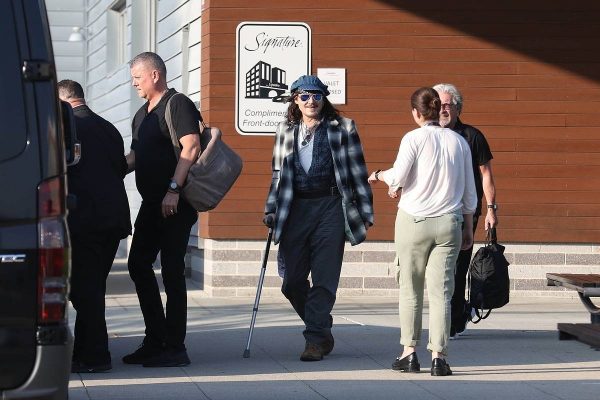 Джонни Деппа заметили с тростью