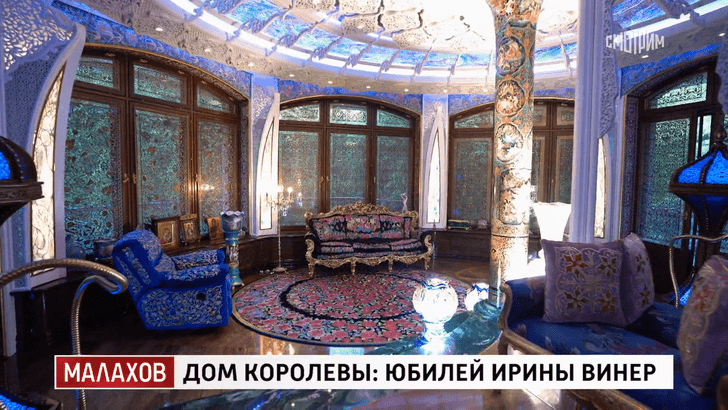 Колонны с сюжетами сказок Пушкина и хохлома на потолке: как выглядит дом Ирины Винер, в котором она всегда жила отдельно от мужа