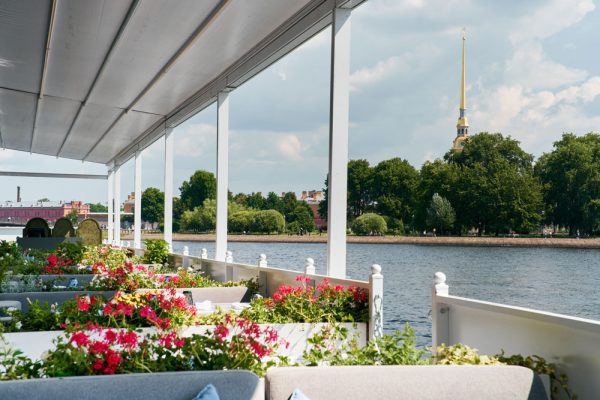 Летние-мероприятия-на-панорамном-понтоне-веранде «Магадан» на Неве