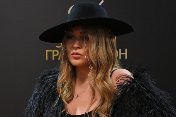 «Мои все ржут»: Ирина Дубцова упала на концерте из-за высоких каблуков