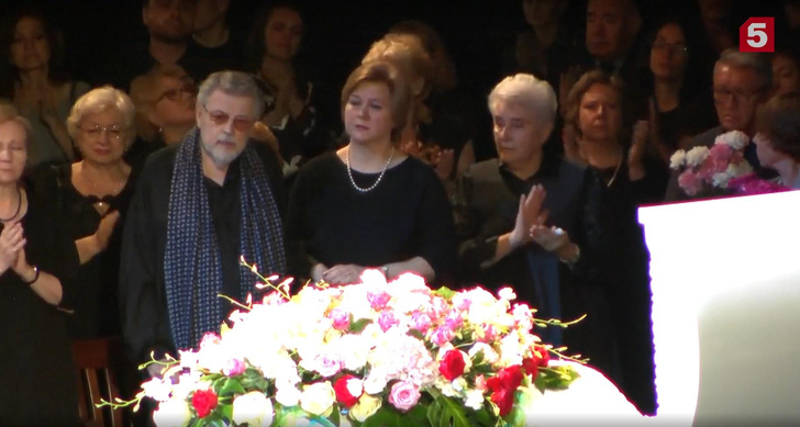 Ширвиндт, Аверин и 100-летняя Ирина Кострова попрощались с Верой Васильевой