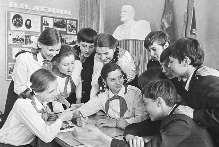 Удаляли сорняки и разносили почту: как зарабатывали свои первые деньги советские подростки