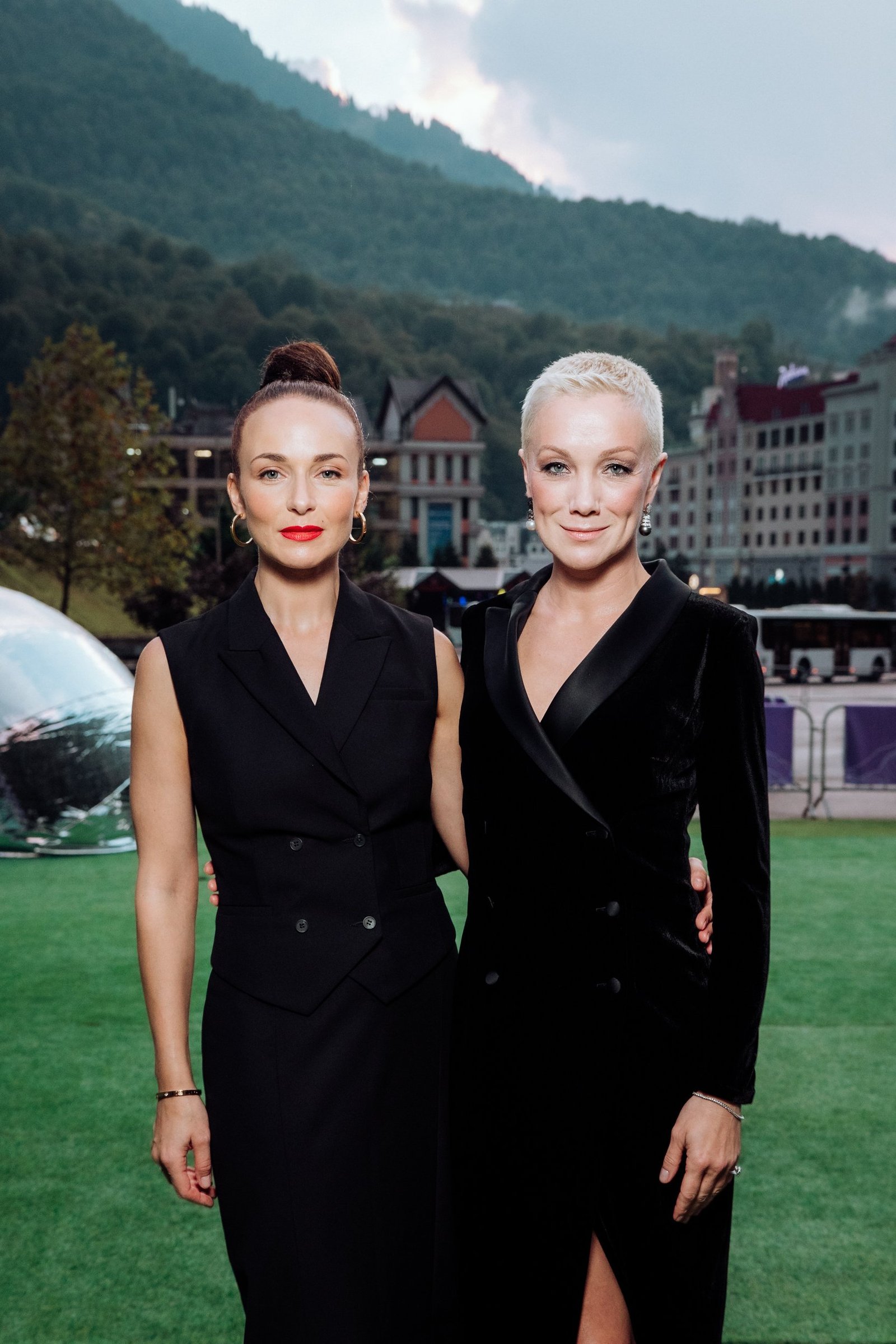 Отец и звезды поддержали Дарью Мороз на премьере ее первого сериала