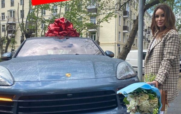 Айза решила продать Porsche Cayenne за 12 миллионов рублей