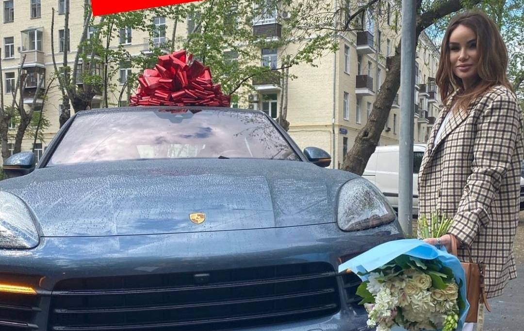 Айза решила продать Porsche Cayenne за 12 миллионов рублей