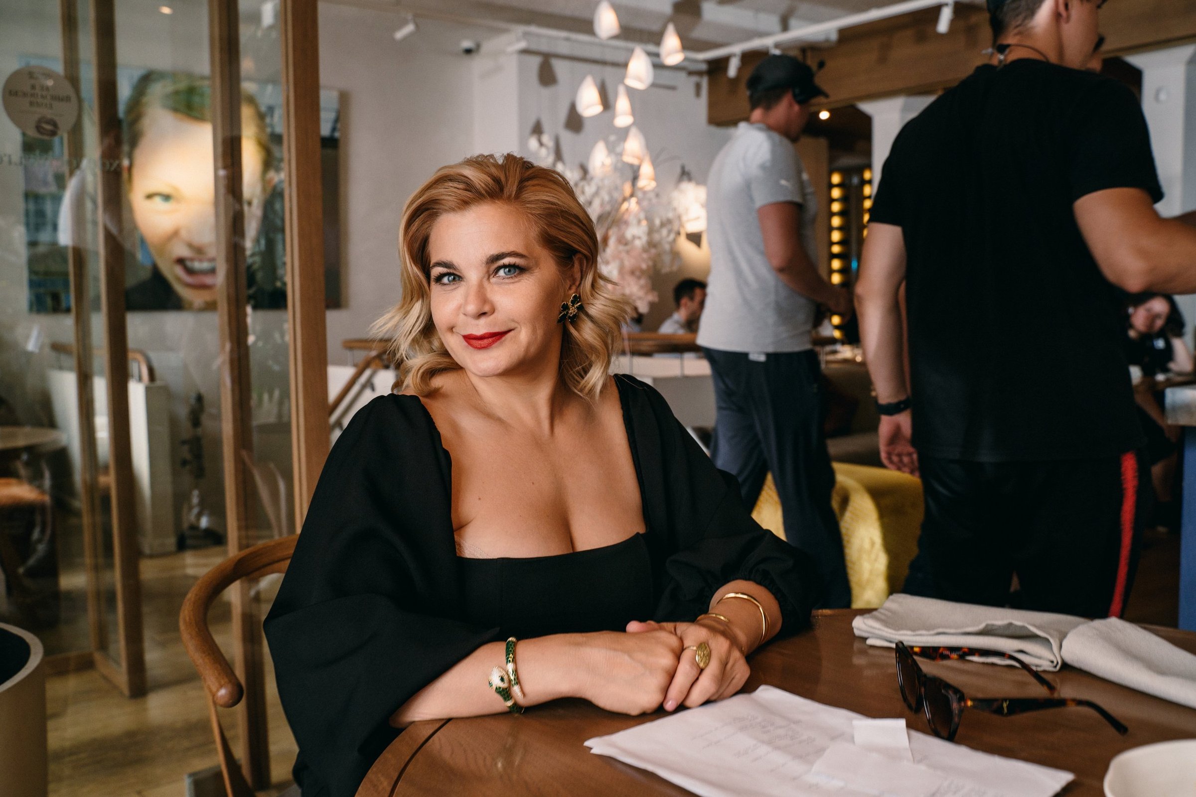 Михалкова, Пегова, Бикович на съемках продолжения «Беспринципных»: первые фото Звездный актерский состав комедийного сериала пополнился новыми именами